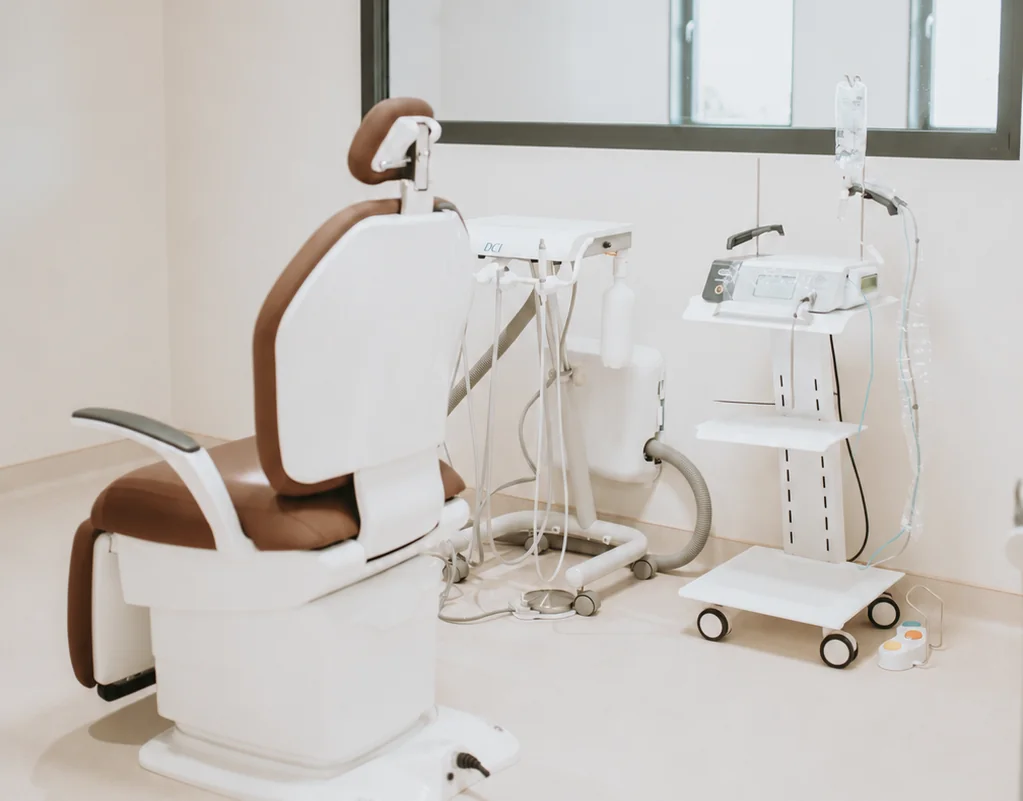 Salle de soins équipée d’un appareil de piézochirurgie au cabinet dentaire Y2